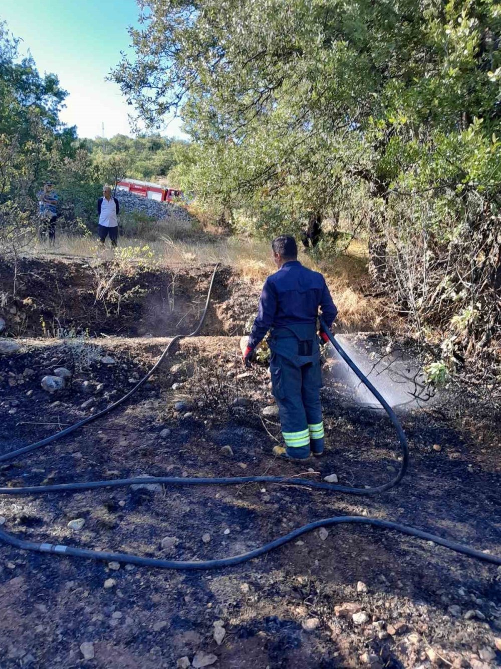 Bozkır’da kuru otlarla kaplı arazideki yangın büyümeden söndürüldü