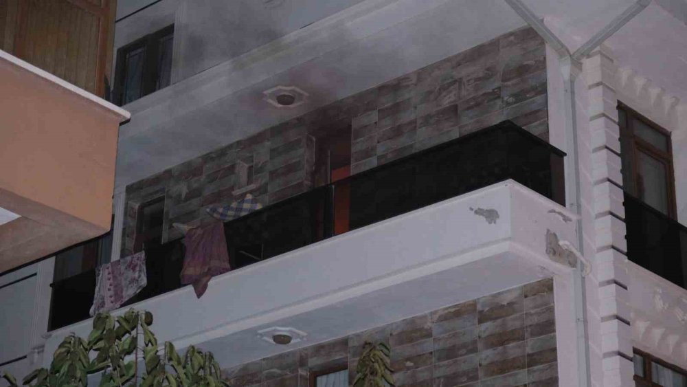 Gecenin sessizliğini bölen yangın: Yatak tutuştu, bina ayağa kalktı