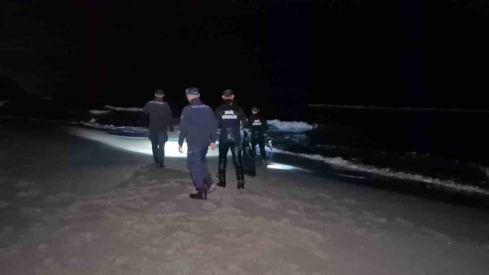 Kıyafetleriyle denize giren tatilci ekipleri alarma geçirdi