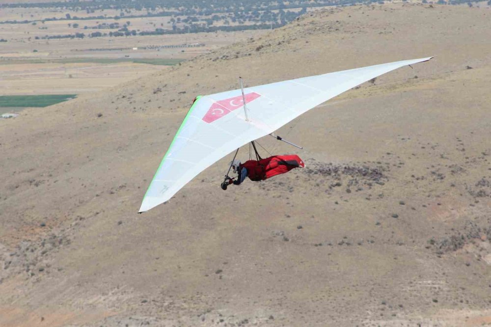 Rüzgarın Efendileri Göktepe’de Buluştu: Uluslararası Yelken Kanat Şampiyonası Devam Ediyor