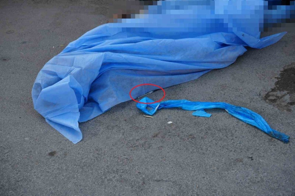 Sokak ortasında yanında şırıngayla ölü bulundu