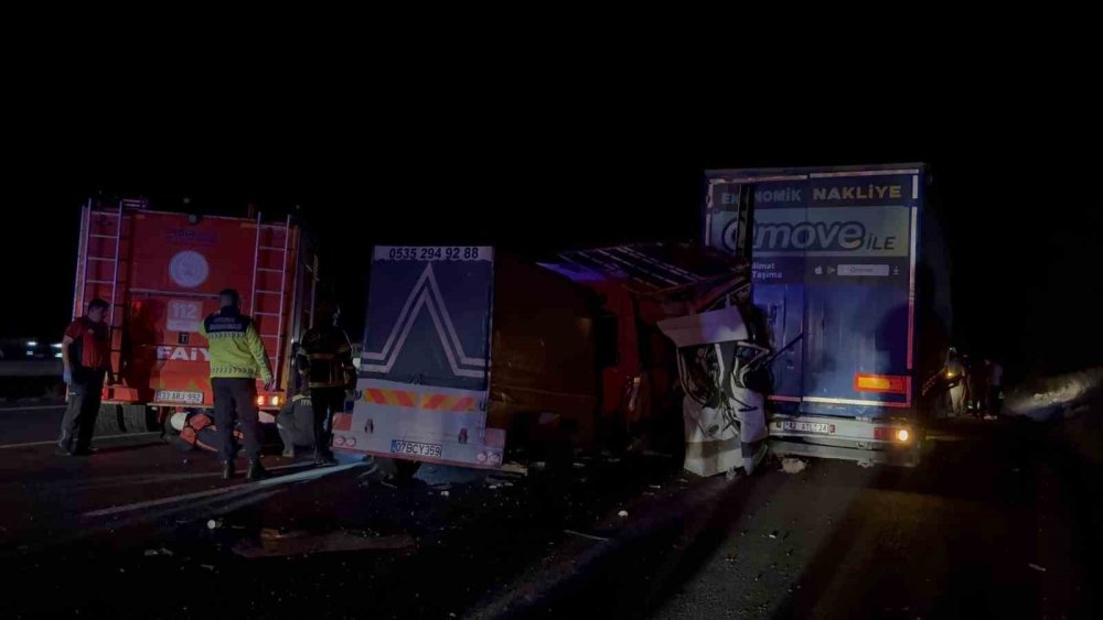 Tarım İşçilerini Taşıyan Minibüs Tıra Çarptı, 3 Ölü, 16 Yaralı