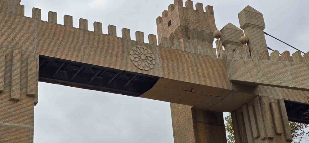 Üst geçit tehlike saçıyor: Yıkıldı yıkılacak