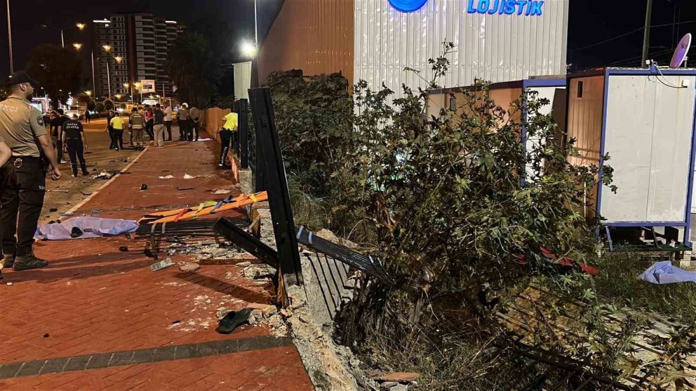 Hatay'da Feci Kaza: Otomobil Yayaların Arasına Daldı, 3 Ölü, 3 Yaralı