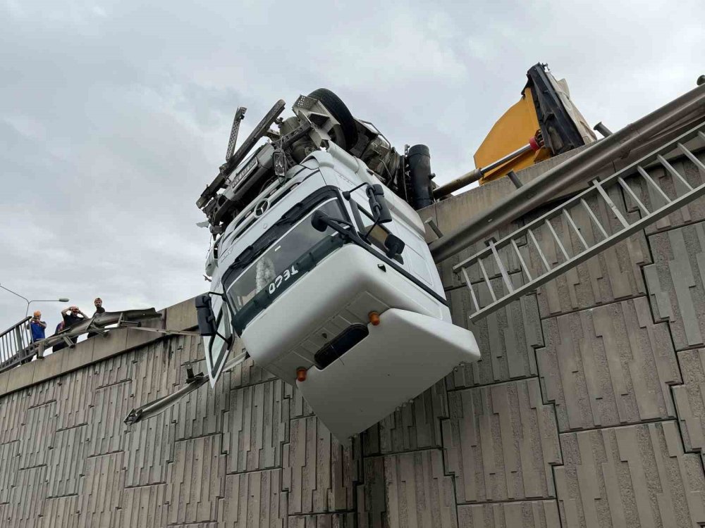 İzmir’de tır devrildi, kupası viyadükte asılı kaldı