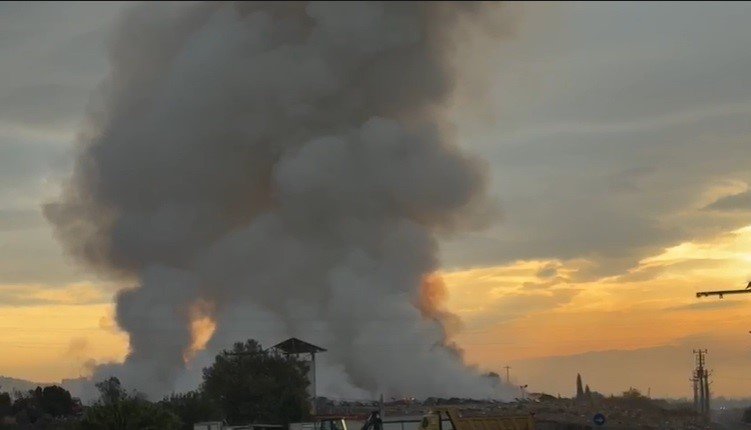 İzmir'in yolları da havası da çöple doldu