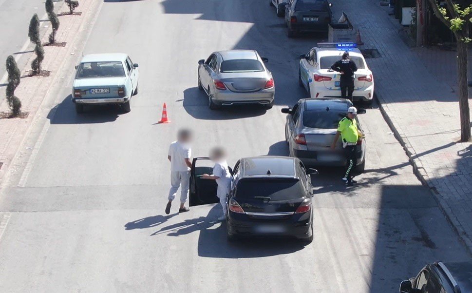 Konya’da ehliyetsiz sürücü eşiyle yer değiştirdi, dron kamerası her anı kaydetti