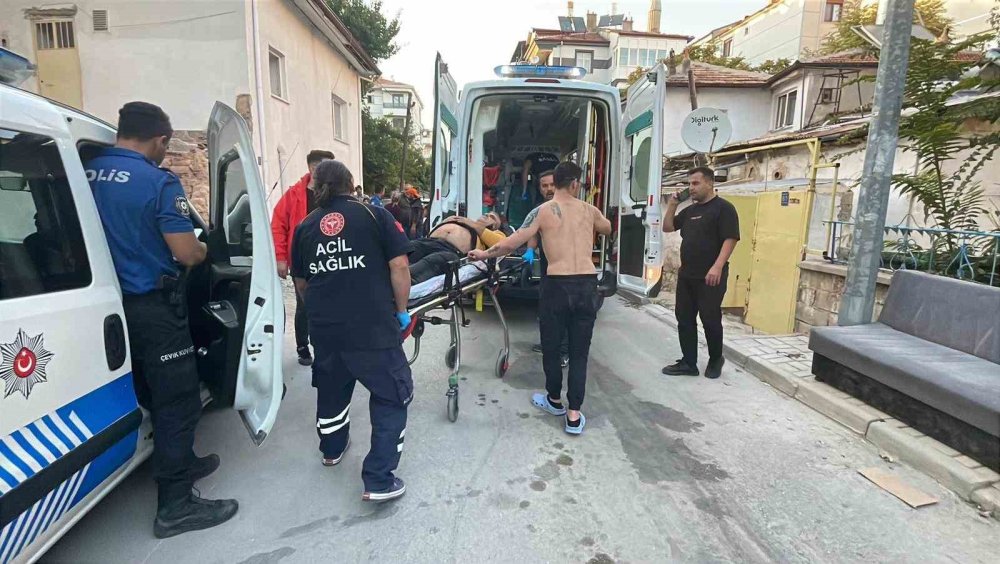 Otomobilinde bıçaklanmış halde bulundu: 17 yaşındaki kız gözaltında