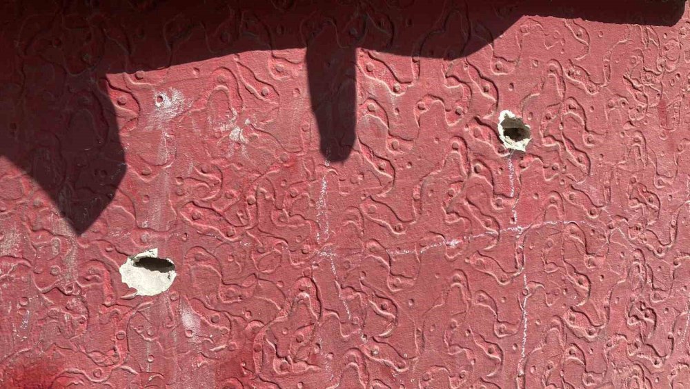 Patenle kayarak iş yeri kurşunladı: O anlar kamerada