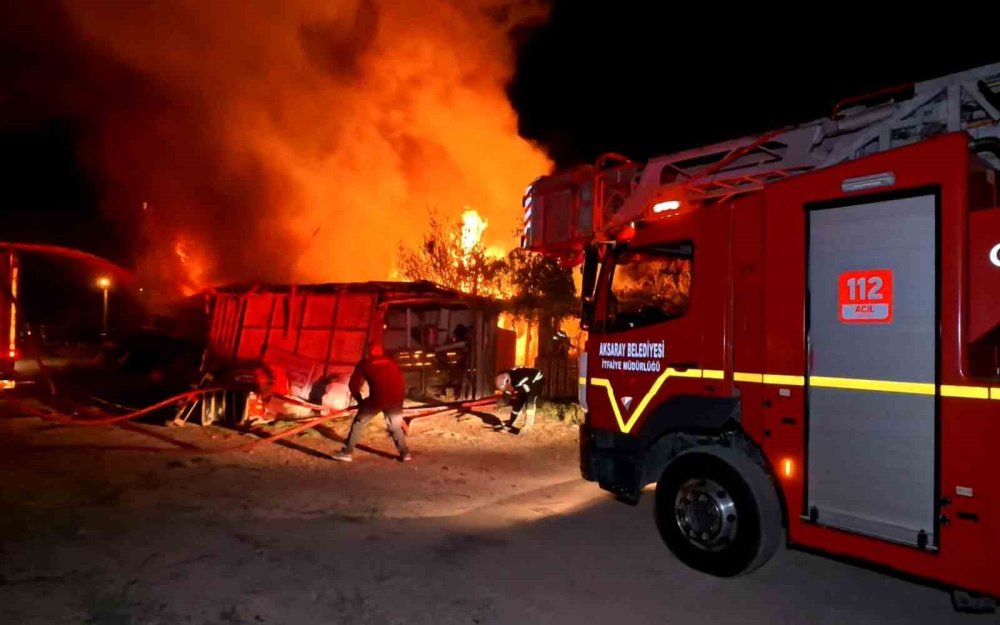 Tandırda ekmek yaparken kıvılcım sıçradı, müstakil ev alev topuna döndü
