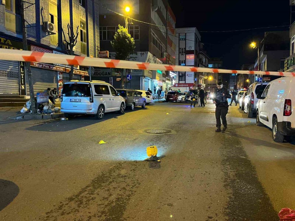 Bağcılar'da suikast mi yapıldı? Seyir halindeki araca ateş açtılar