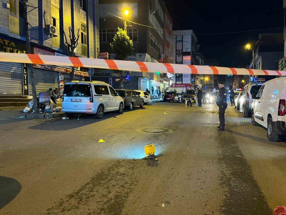 Bağcılar'da suikast mi yapıldı? Seyir halindeki araca ateş açtılar