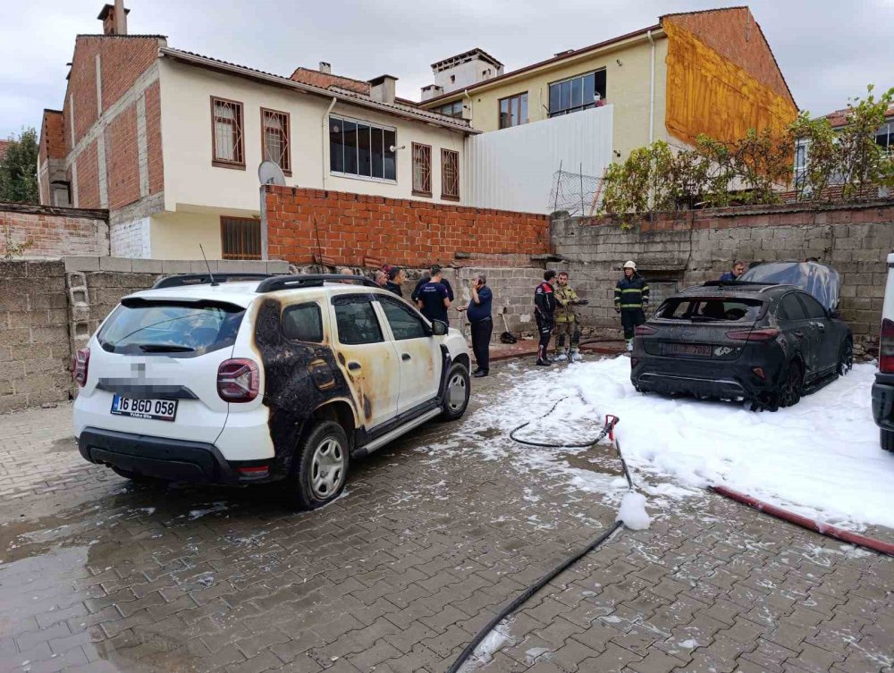 Bursa'da yanan araç iki aracı daha yaktı