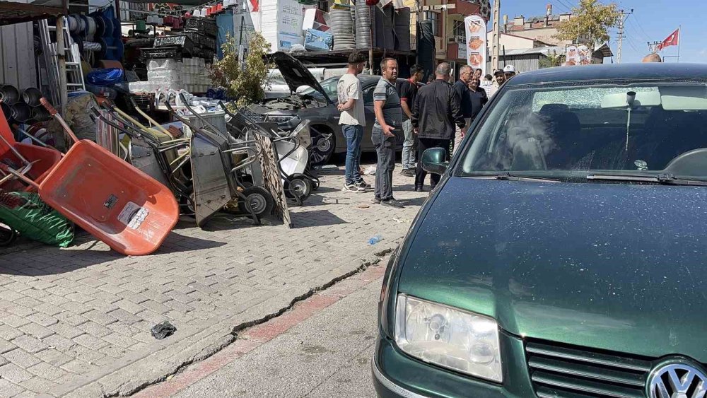 Meram'da kontrolden çıkan otomobil yayaların arasına daldı