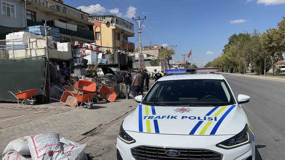 Meram'da kontrolden çıkan otomobil yayaların arasına daldı