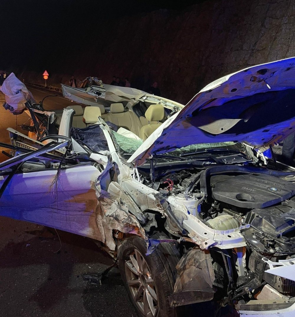 Yaşlı çifti tedbirsizlik mi ayırdı? Mersin'de arızalı kamyona çarpan araç hayattan kopardı