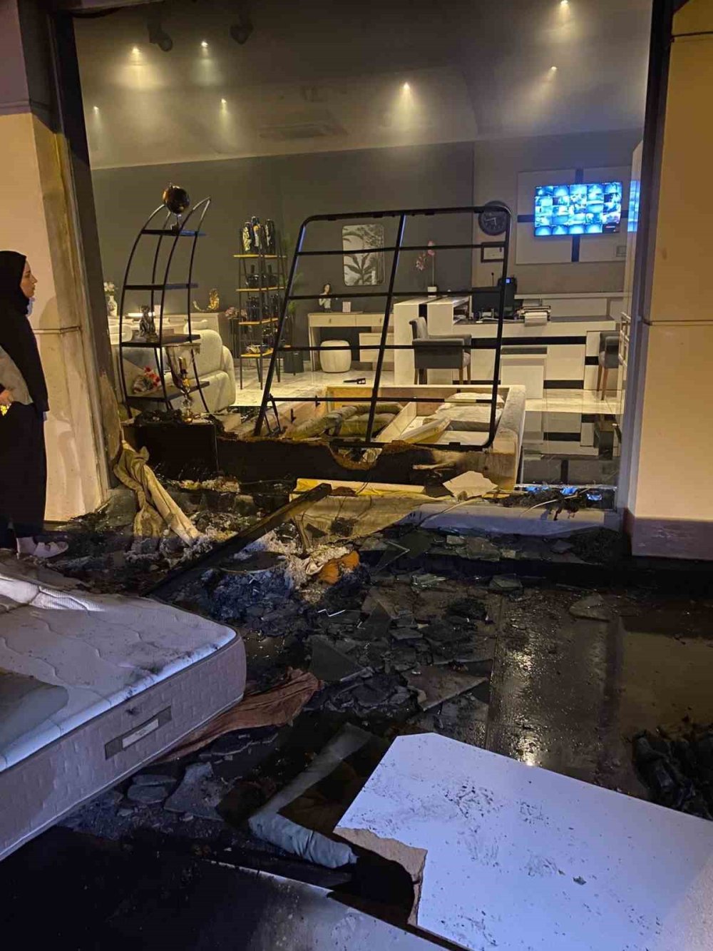 Öfkeli kadın dükkanı ve minibüsü ateşe verdi