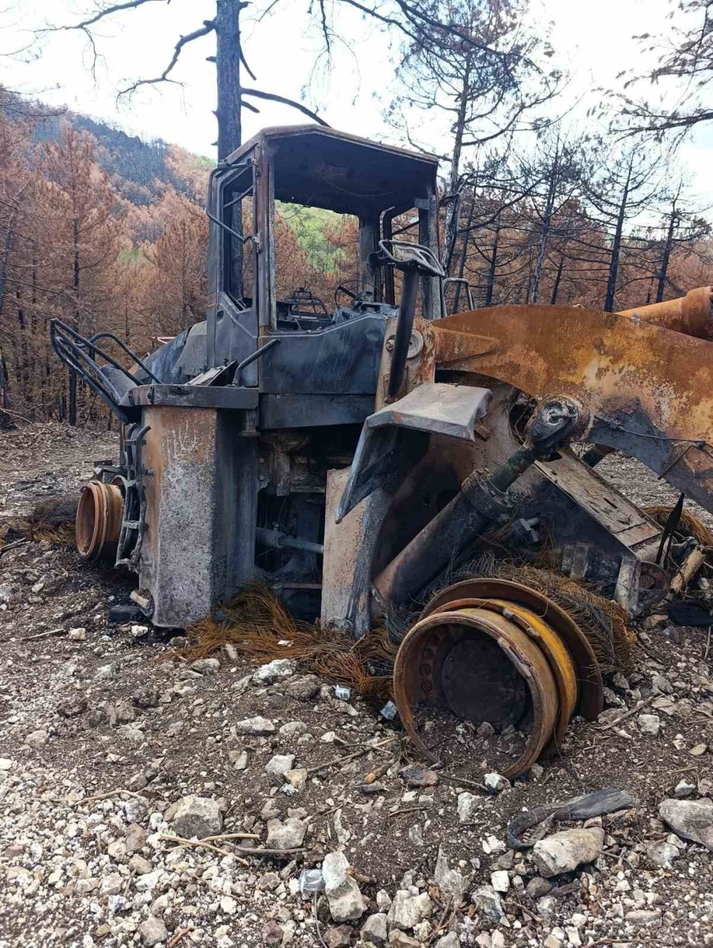 Şehitlerin Ardından Yürek Yakan Görüntü: Kül Olan Kepçe Enkazı Kaldırıldı