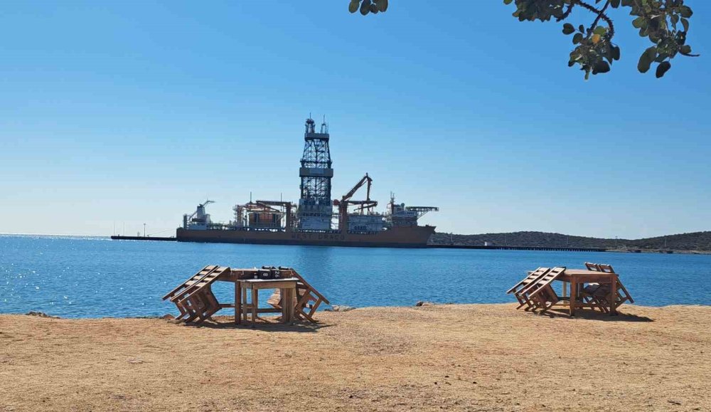 Türkiye'nin 5. sondaj gemisi 'West Draco' Mersin Taşucu Limanı'na ulaştı