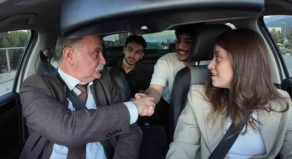 Başkan Balaban’dan Otostop Yapan Öğrencilere Sürpriz Ziyaret