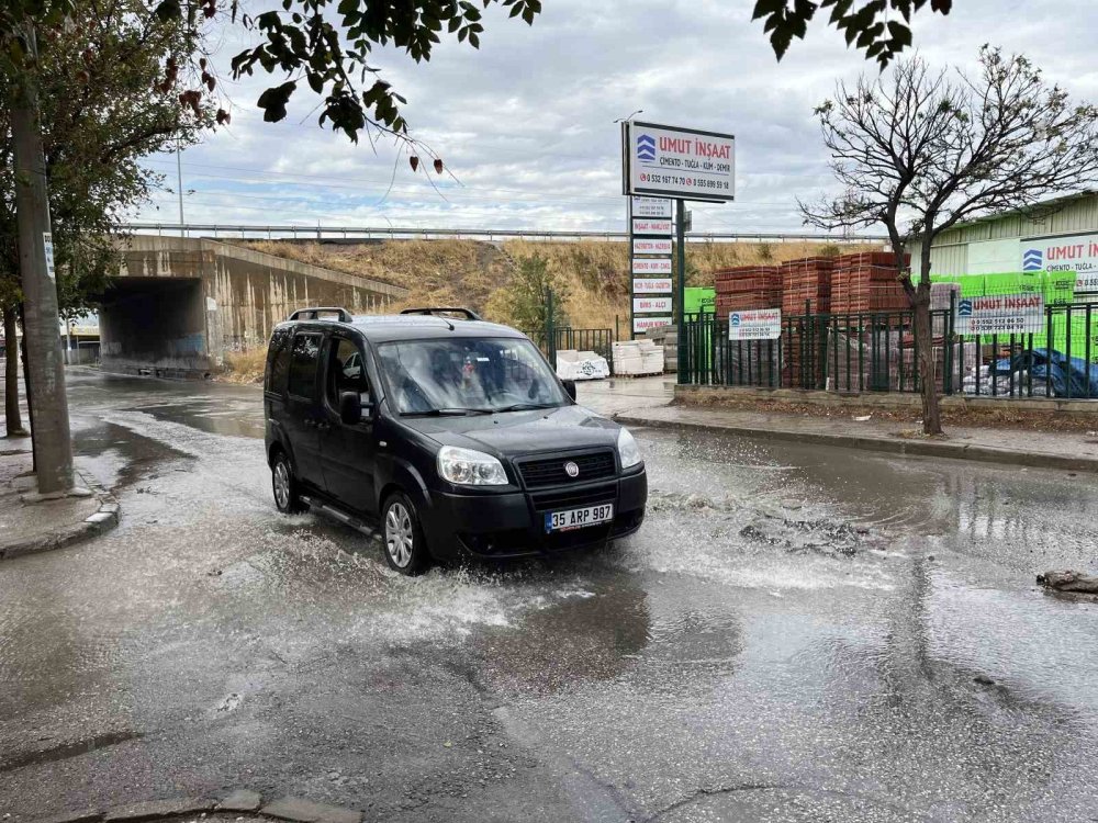 Her sokağı çöple dolan İzmir'i yağmur yıkadı