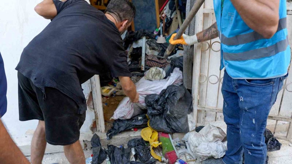 İhbarla gidilen evde eşyadan çok çöp çıktı