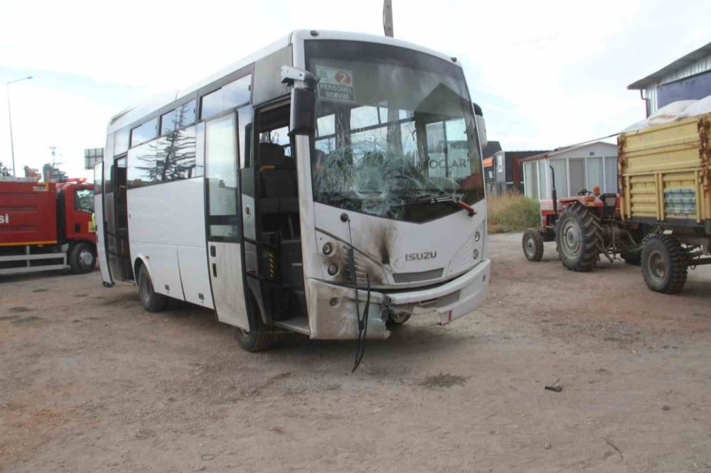 Motosiklet ile işçi servisi çarpıştı: 2 yaralı