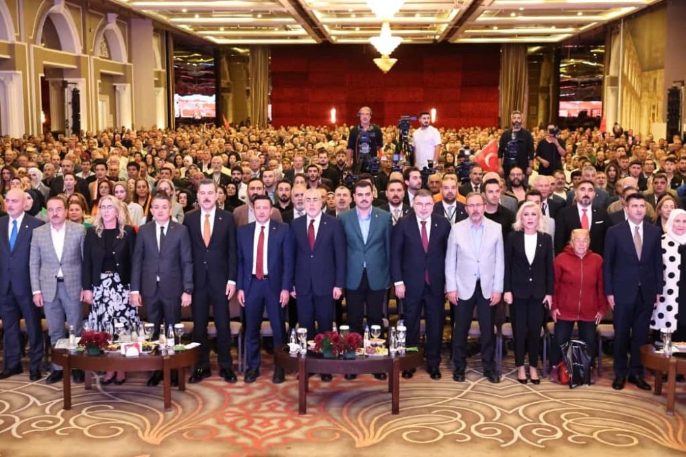 İzmir'in dağlarında çiçek değil, çöp yığınları büyüyor