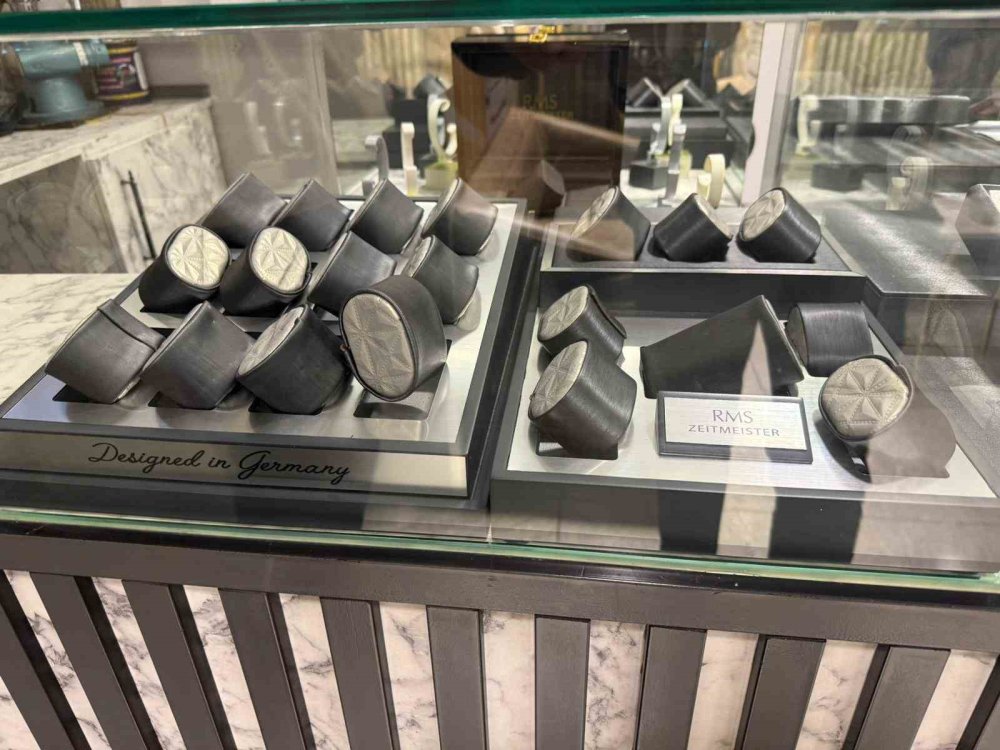 Soyguncular 1 dakikada 3 kilo altını çaldı: Tezgahta ne varsa götürdüler