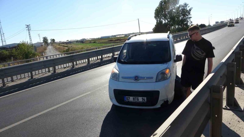 Tofaş Bariyerlere Çarptı, Parçaları Karşı Şeritteki Araçlara Sıçradı