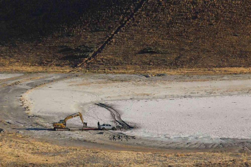 Araçla Meke Gölü'ne girdi, bataklığa saplandı