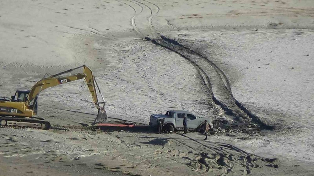 Araçla Meke Gölü'ne girdi, bataklığa saplandı