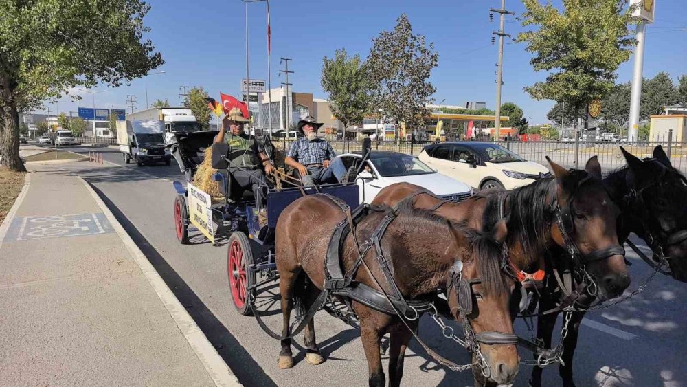 Berlin'den Kudüs'e Barış Yolculuğu: Alman Çiftçiler At Arabasıyla İnegöl'den Geçti