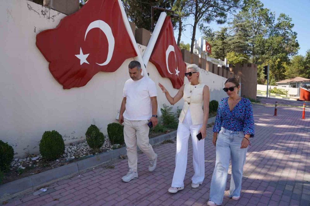 Bilecik Belediyesinin ’Kayı Bayrağı’ ve ’Osmanlı Arması’nı söktürmesine tepki