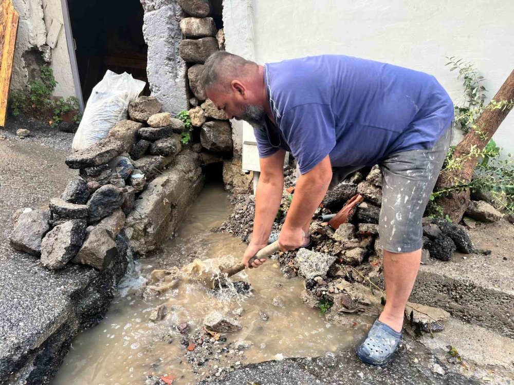 İzmir’deki sağanak, bozuk yolları dere yatağına çevirdi