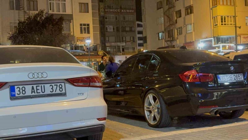 Kocasıyla tartışan kadın, gidemesin diye otomobilin kaputuna yattı