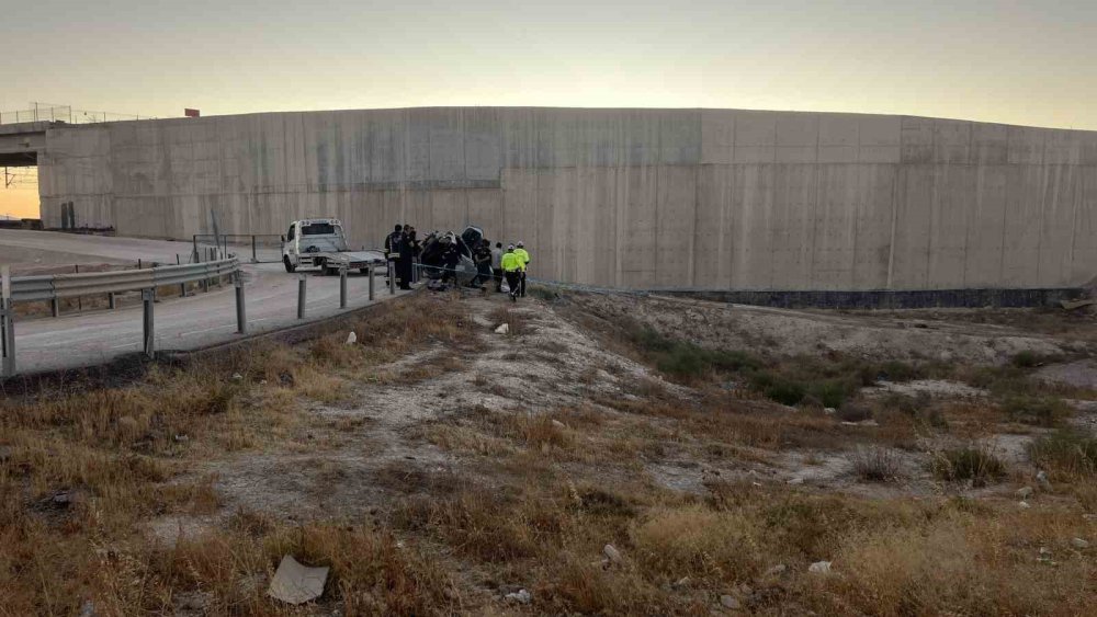 Konya'da feci kaza: Otomobil yol kenarına uçtu, 1 ölü 1 yaralı