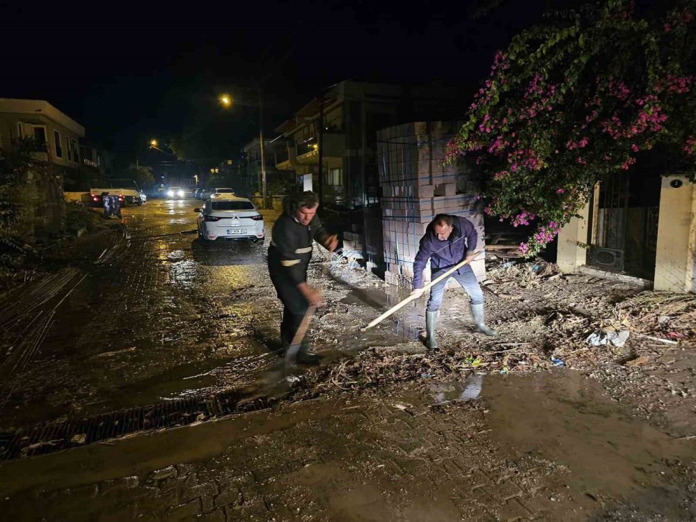 Çeşme’de Geceyi Sel Vurdu: Caddeler Göle Döndü, Ev ve İş Yerlerini Su Bastı