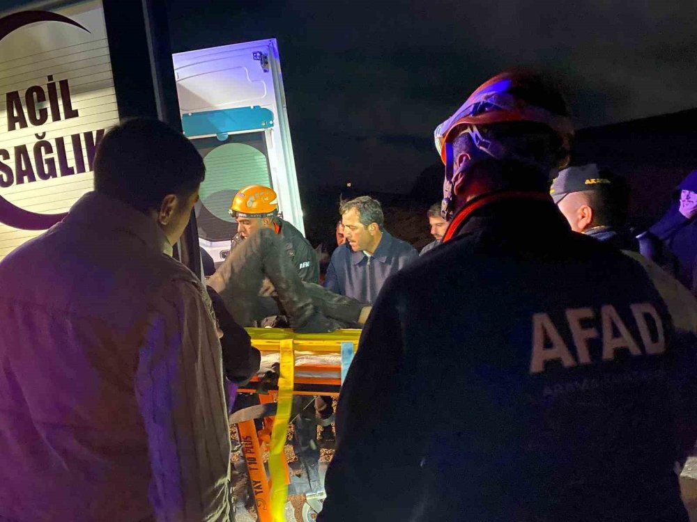 Kontrolden çıkan kamyonet kayalıklara çarptı