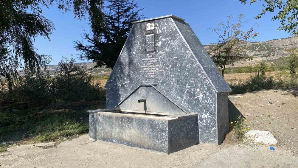 Şehit Çeşmesine Üçüncü Kez Saldırı: Bayrak ve Şehit Fotoğrafı Söküldü
