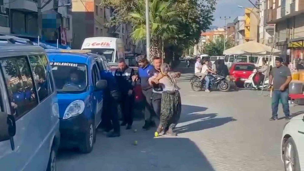 Zabıta ile seyyar satıcı kadın arasında gerginlik: Müdahale tepki çekti