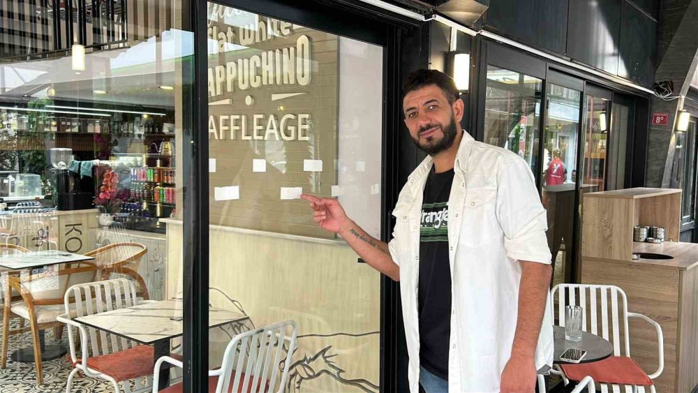 Cam kapıya çarpan kadın personelin yere savrulduğu anlar kamerada