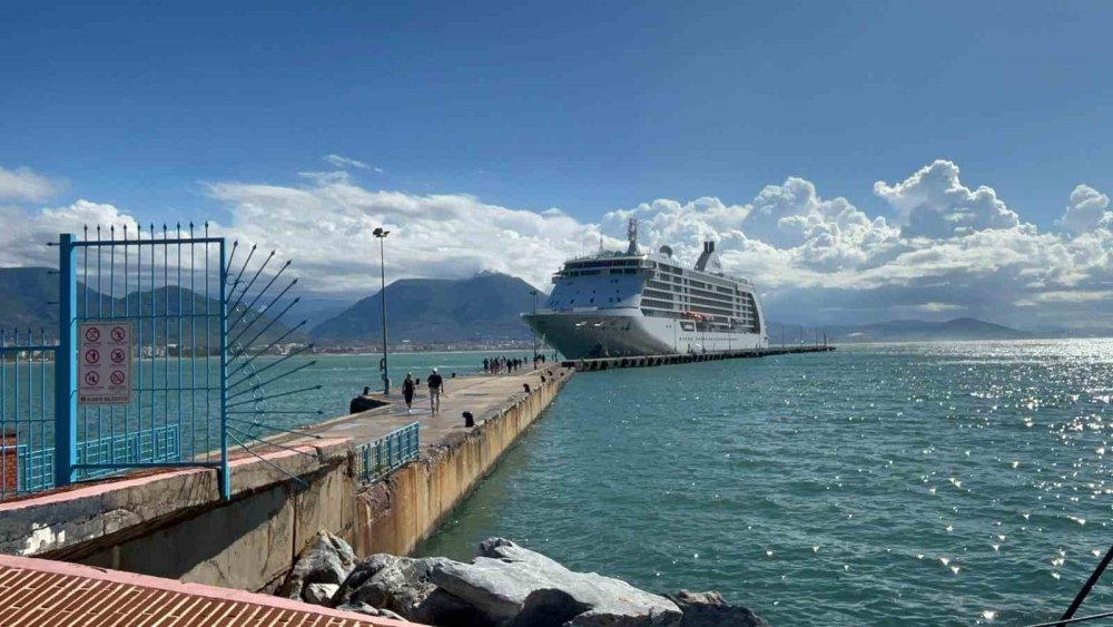 Lüks kruvaziyer 'Seven Seas Voyager' Alanya'yı sevdi