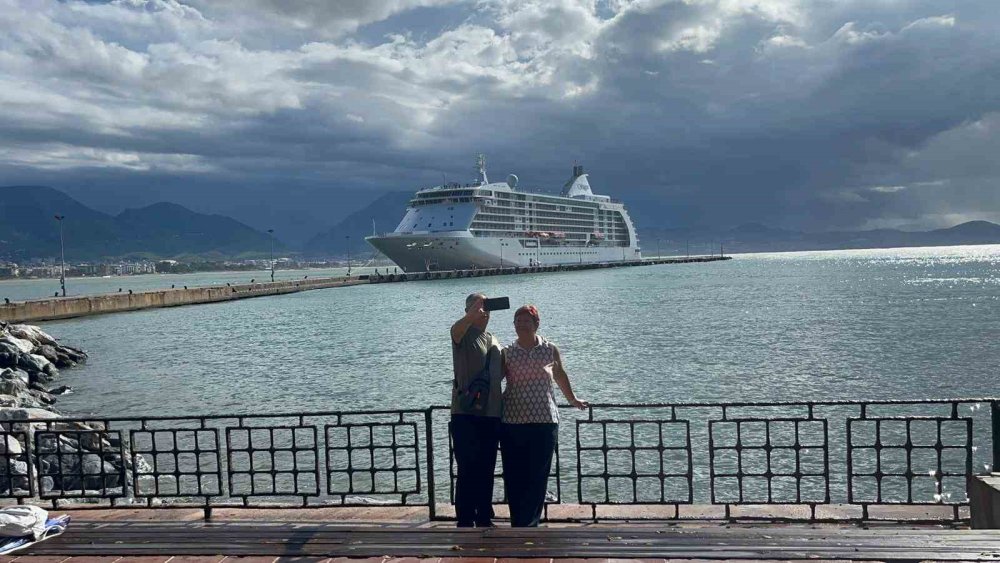 Lüks kruvaziyer 'Seven Seas Voyager' Alanya'yı sevdi