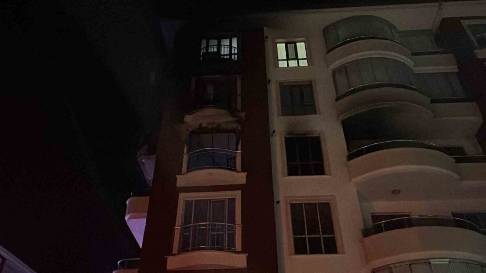 Konya’da apartmandan alevler yükseldi: Evdeki yaşlı çift dumandan etkilendi