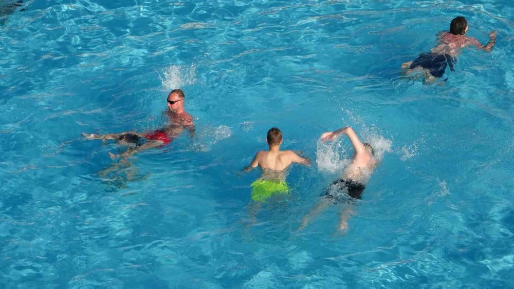 Antalya'da yaz bitmedi turizmci memnun