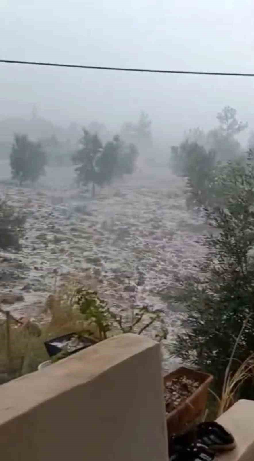 Hatay'a dolu yağdı vatandaş kar sandı