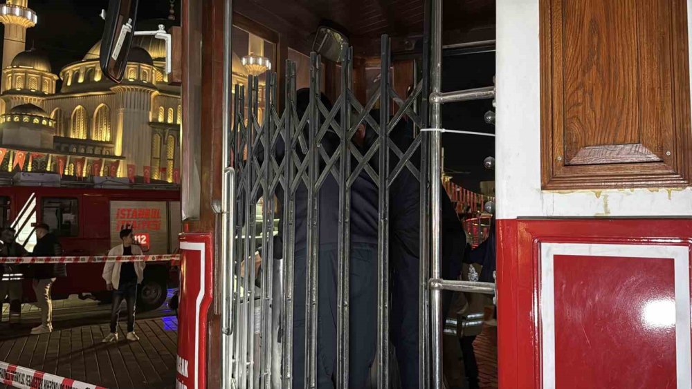 İstiklal Caddesi'nin sembolü alevlere teslim oldu