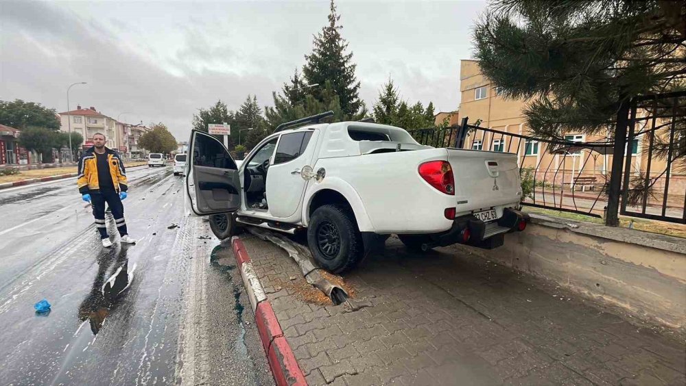 Karaman'a 1 saat yağış yetti! Pikap direğe vurdu