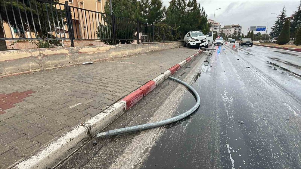 Karaman'a 1 saat yağış yetti! Pikap direğe vurdu